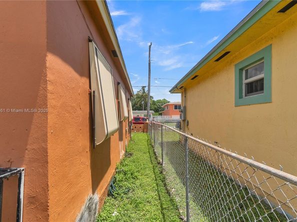 1478 NW 74th St, Miami FL 33147