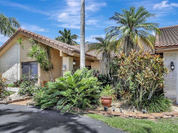 1180 NW 100th Way, Plantation FL 33322