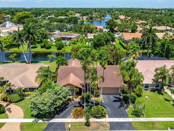1180 NW 100th Way, Plantation FL 33322