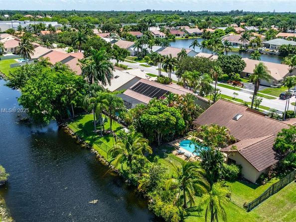 1180 NW 100th Way, Plantation FL 33322