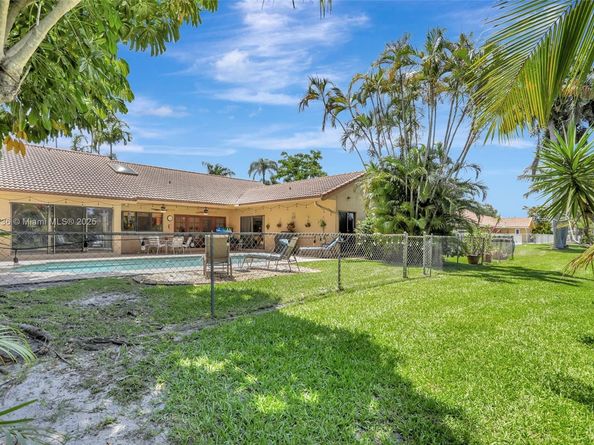 1180 NW 100th Way, Plantation FL 33322