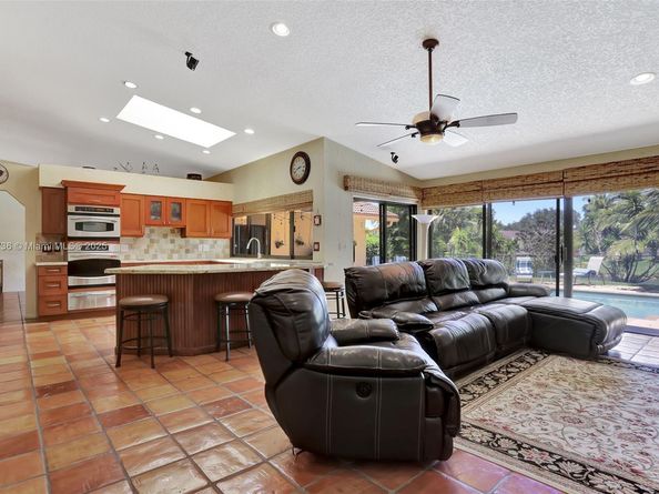 1180 NW 100th Way, Plantation FL 33322