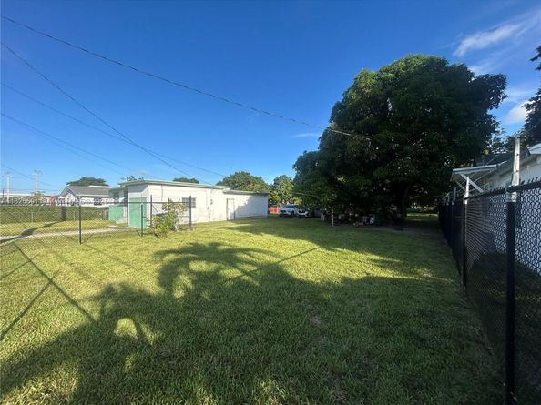 2944 NW 61st St, Miami FL 33142