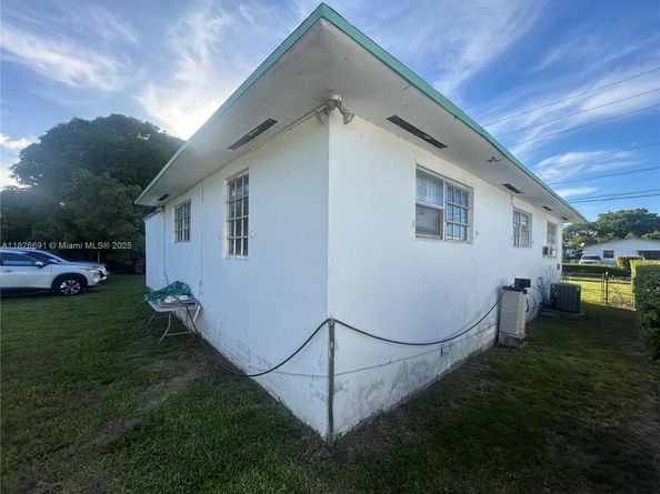 2944 NW 61st St, Miami FL 33142