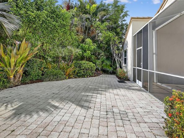 372 Cameron Dr, Weston FL 33326
