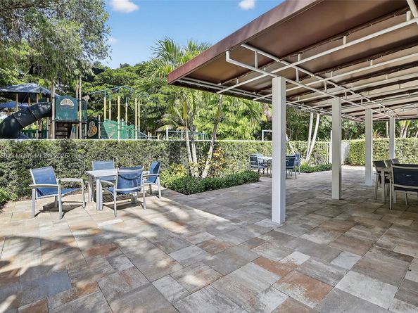 372 Cameron Dr, Weston FL 33326