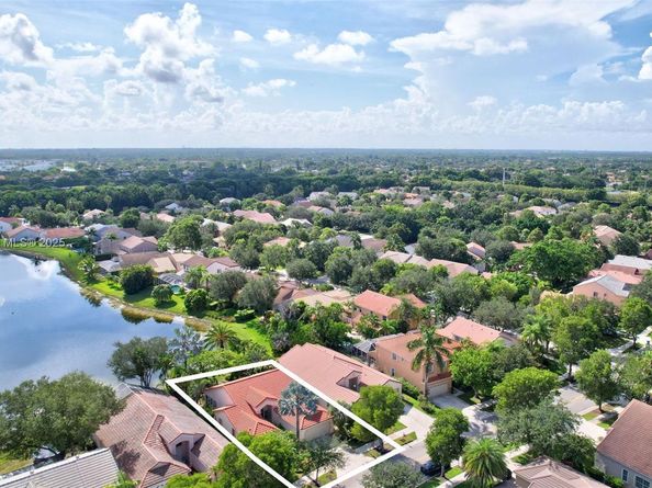 372 Cameron Dr, Weston FL 33326