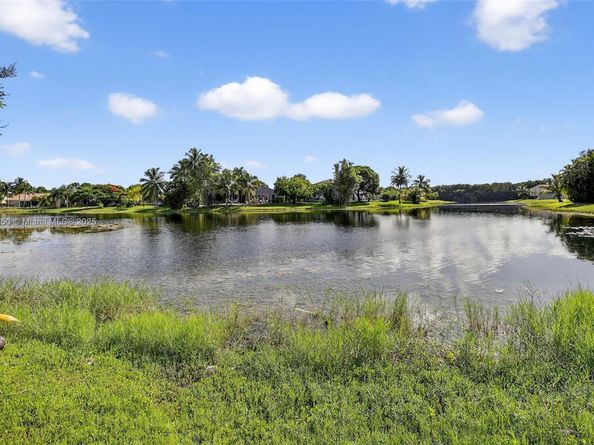 372 Cameron Dr, Weston FL 33326