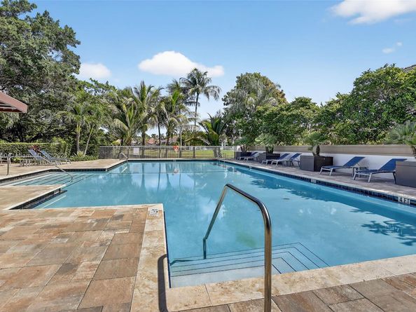 372 Cameron Dr, Weston FL 33326