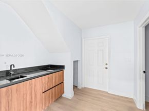 7472 NW 167th St, Hialeah FL 33015