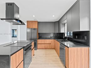 7472 NW 167th St, Hialeah FL 33015