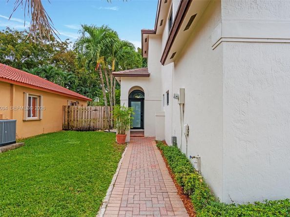 7472 NW 167th St, Hialeah FL 33015