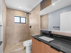 7472 NW 167th St, Hialeah FL 33015