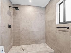 7472 NW 167th St, Hialeah FL 33015