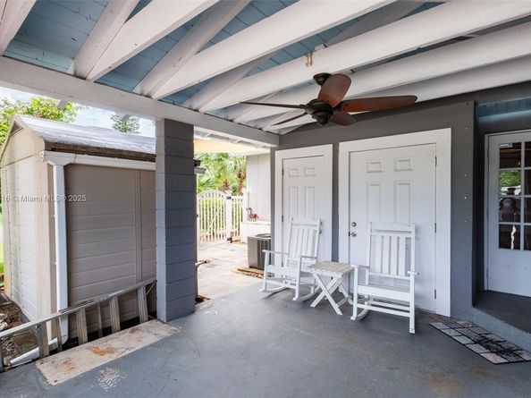 204 S Seacrest Cir, Delray Beach FL 33444