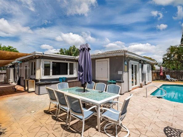 204 S Seacrest Cir, Delray Beach FL 33444