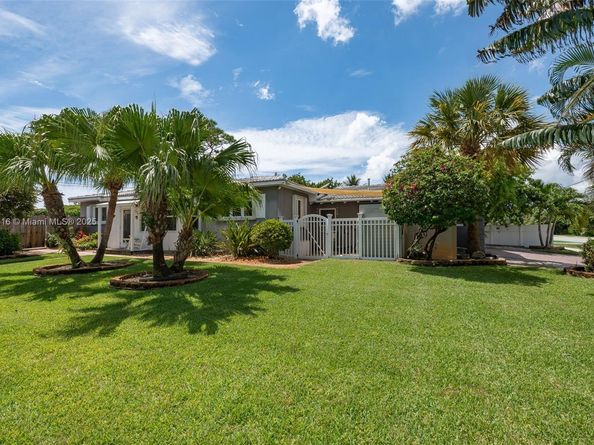 204 S Seacrest Cir, Delray Beach FL 33444