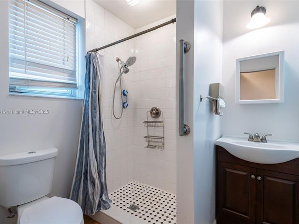 204 S Seacrest Cir, Delray Beach FL 33444