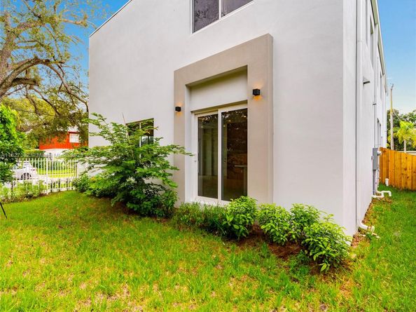 2107 SW 18th Ave, Fort Lauderdale FL 33315