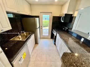 2700 NE 135th St 45, North Miami FL 33181