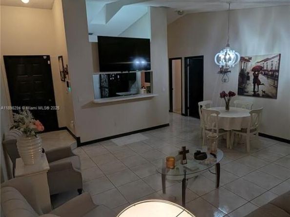 1025 SW 113th Ter, Pembroke Pines FL 33025