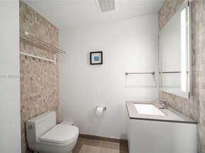 68 SE 6th St 1201, Miami FL 33131