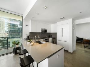 68 SE 6th St 1201, Miami FL 33131