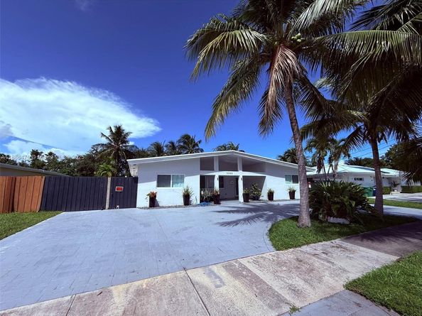 2325 NE 194th St, Miami FL 33180