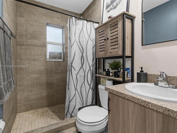 1240 NW 38th St, Miami FL 33142