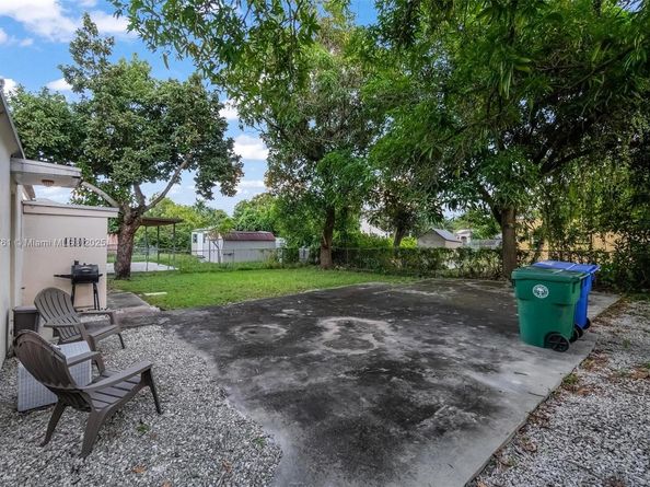1240 NW 38th St, Miami FL 33142