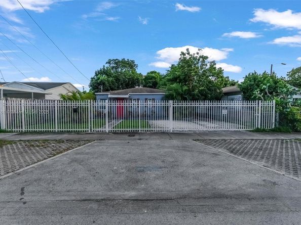 1240 NW 38th St, Miami FL 33142