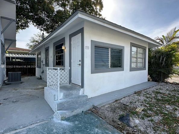 994 NW 2nd St, Miami FL 33128