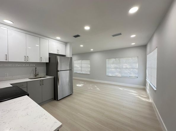 994 NW 2nd St, Miami FL 33128