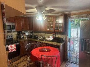 390 NE 166th St, Miami FL 33162
