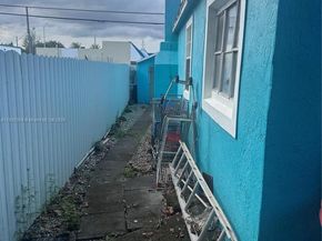 390 NE 166th St, Miami FL 33162