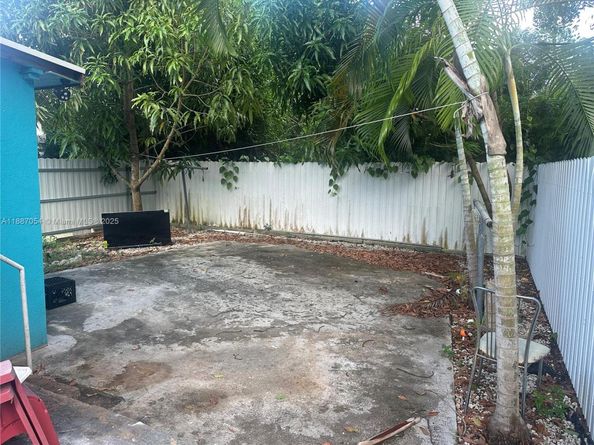 390 NE 166th St, Miami FL 33162
