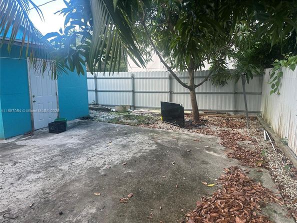 390 NE 166th St, Miami FL 33162