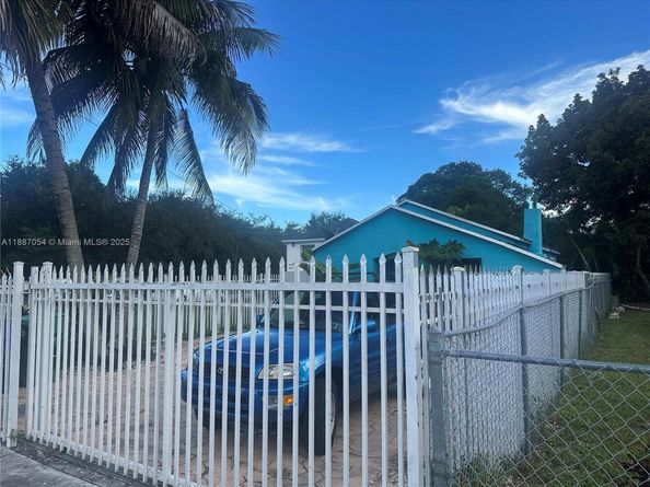 390 NE 166th St, Miami FL 33162