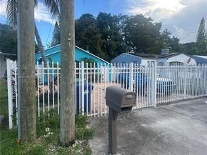 390 NE 166th St, Miami FL 33162