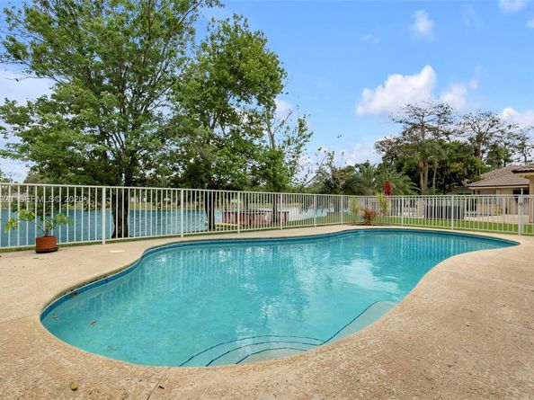 4927 NW 67th Ave, Lauderhill FL 33319