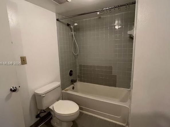 2820 N Oakland Forest Dr 106, Oakland Park FL 33309
