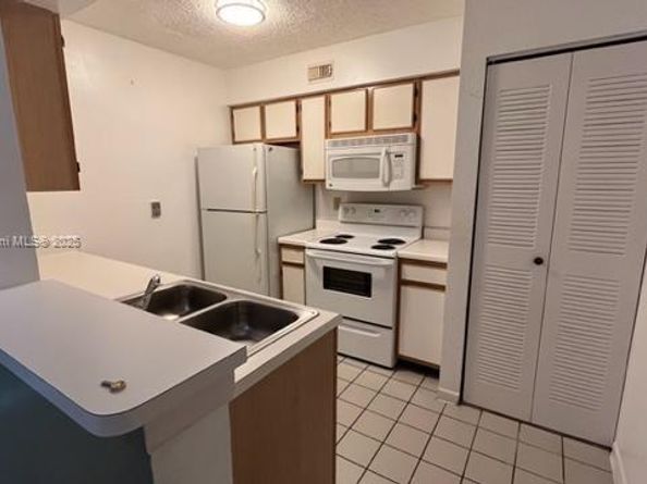 2820 N Oakland Forest Dr 106, Oakland Park FL 33309