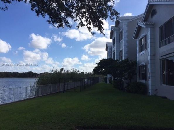2820 N Oakland Forest Dr 106, Oakland Park FL 33309