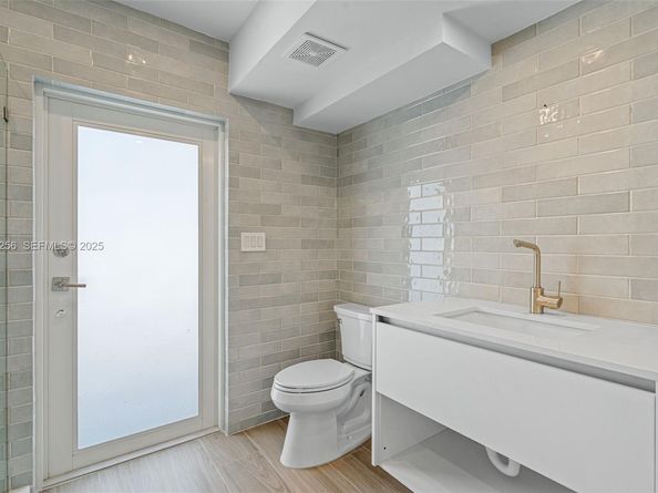 201 SE 12th St, Pompano Beach FL 33060