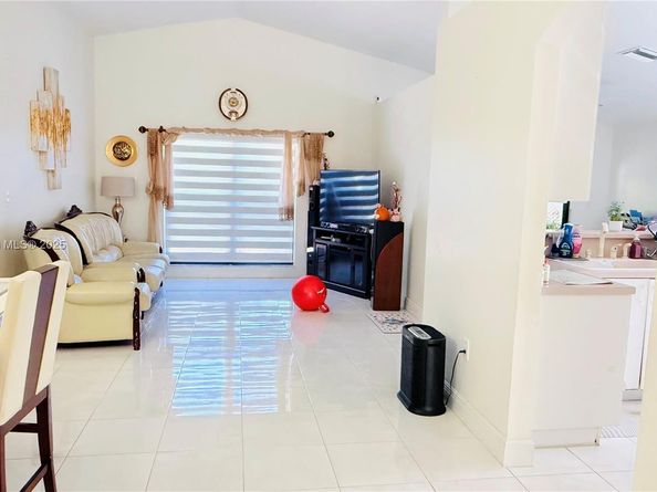 1235 NW 144th Ave, Pembroke Pines FL 33028