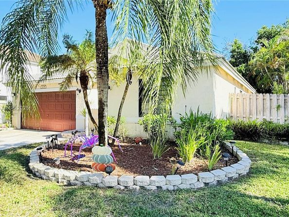 1235 NW 144th Ave, Pembroke Pines FL 33028