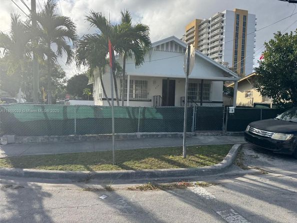 844 SW 8th Ct, Miami FL 33130