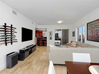 10 Aragon Ave