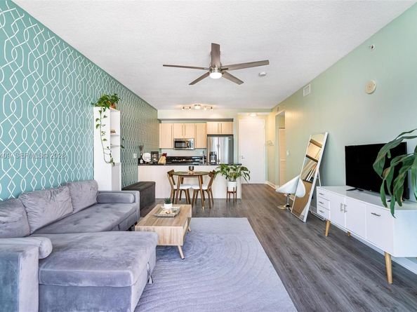 1111 SW 1st Ave 2721N, Miami FL 33130