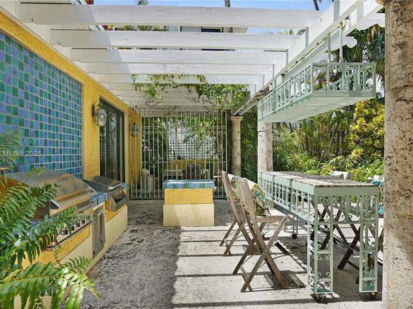 2050 Alton Rd, Miami Beach FL 33140